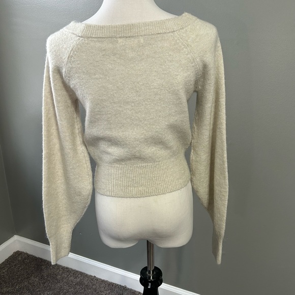 H & M soft, crop knit sweater,‎ boat neck with decorative buttons on front XS - Picture 6 of 13